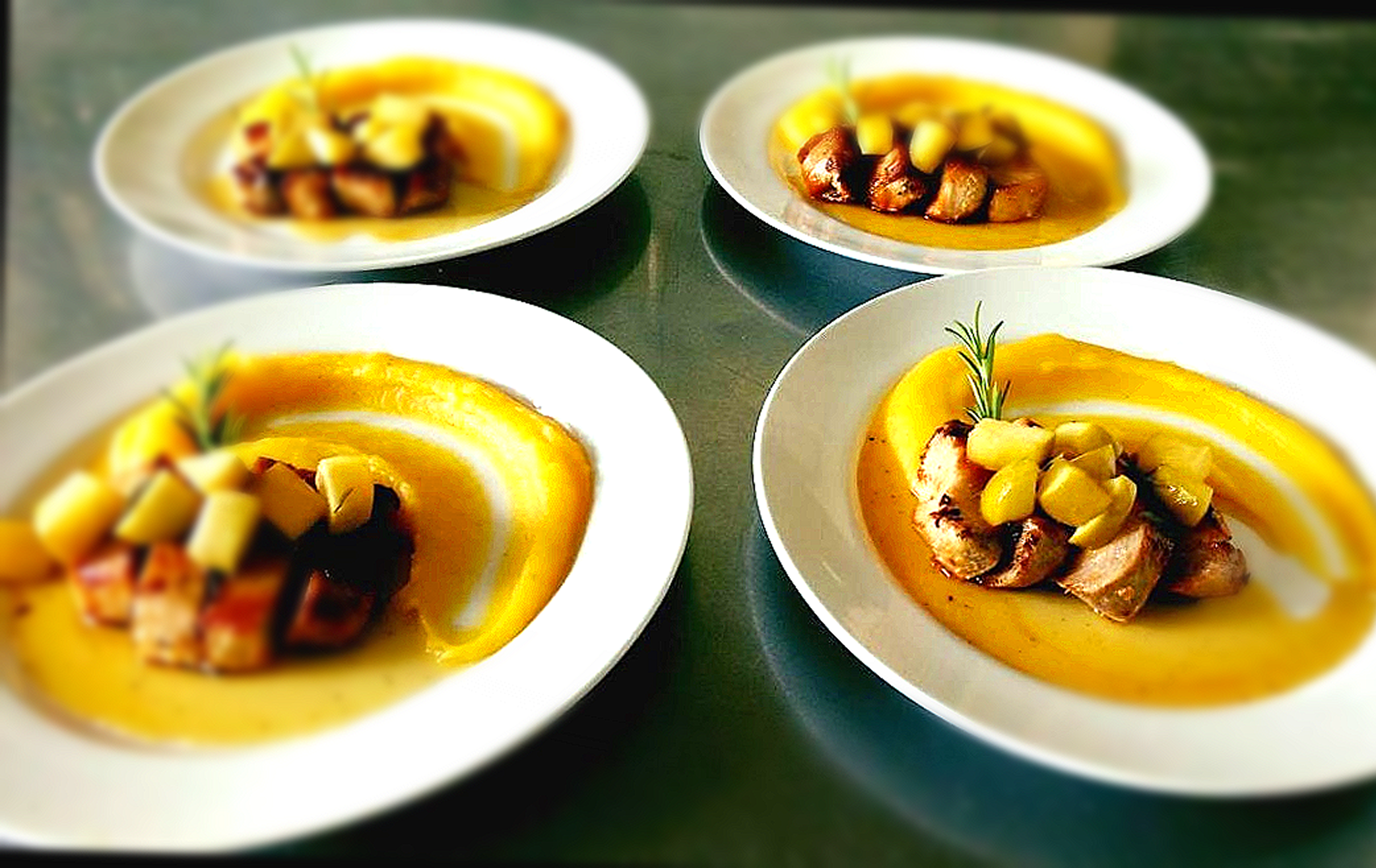 Apresentação com quatro pratos do João Estúdio Gastronômico